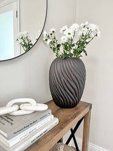 Load image into Gallery viewer, Noa Vase